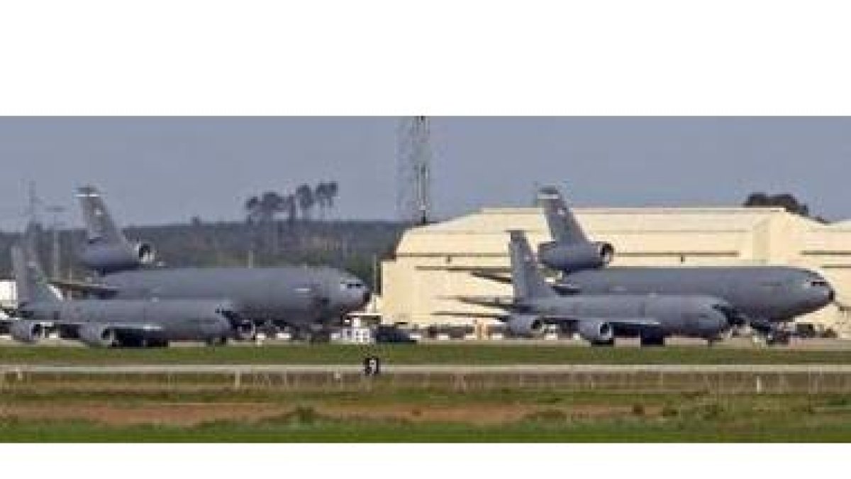 Aviones cisterna de la Fuerza Aérea de Estados Unidos aparcados ayer por la tarde en la base aérea d