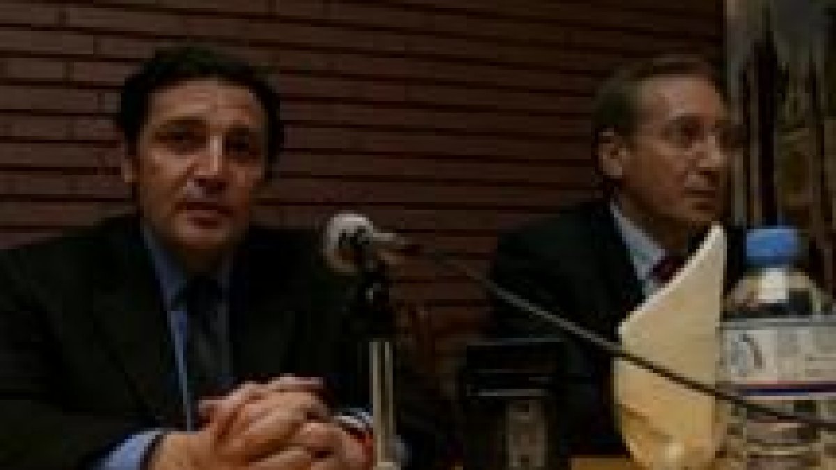 En la fotografía, Antonio Sáez, junto al gerente provincial de Sanidad, Carlos Díez de Baldeón