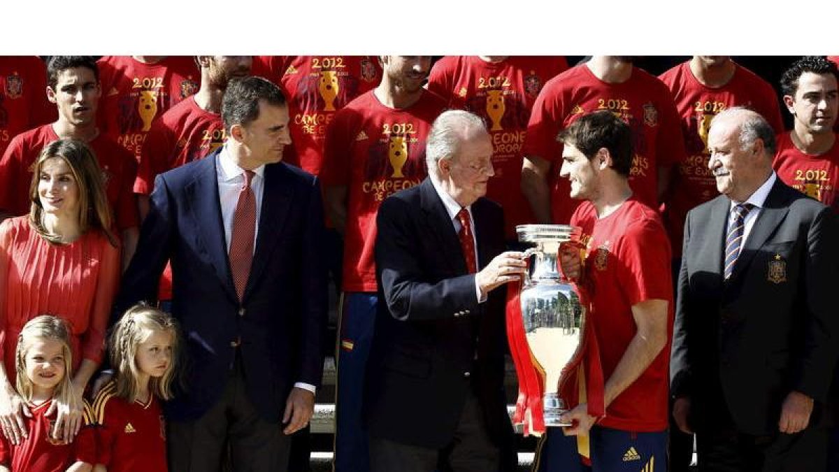 El Rey junto a los Príncipes de Asturias, a las infantas Sofía y Leonor, al capitán de la selección española, Iker Casillas y al seleccionador, Vicente del Bosque.