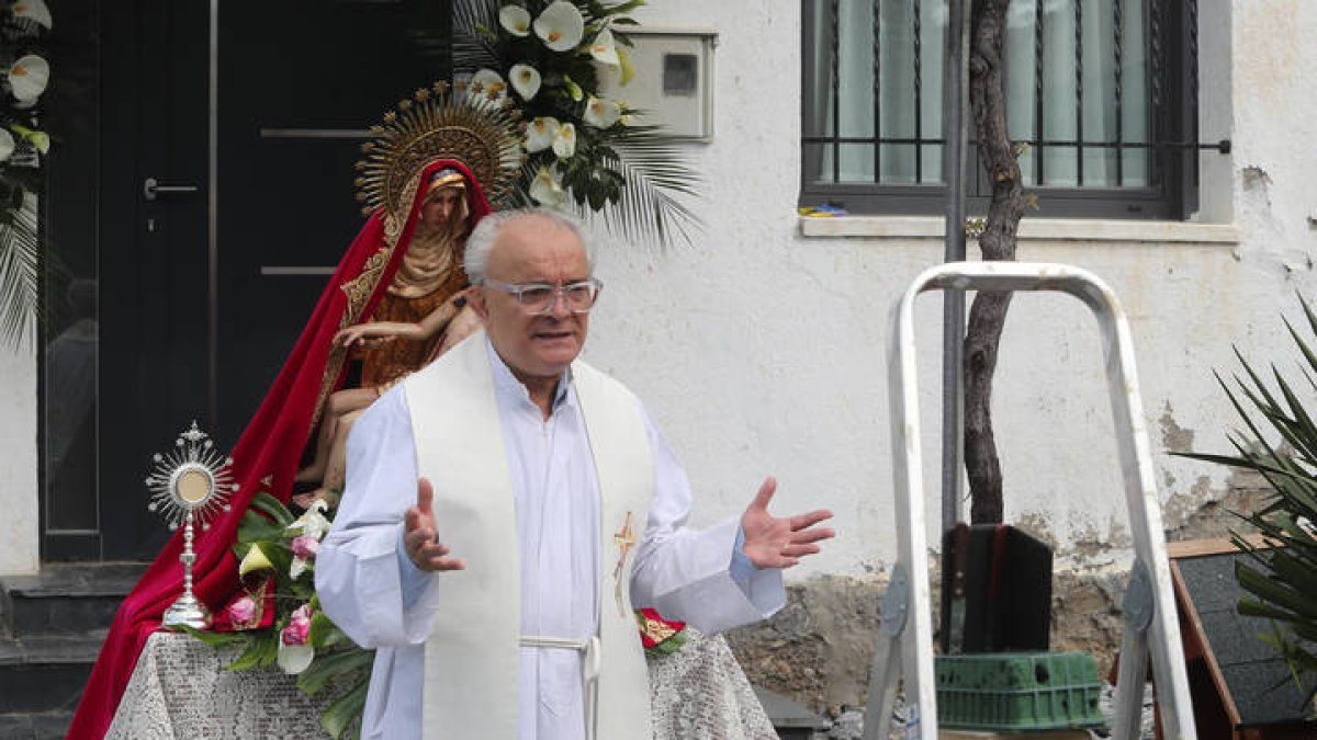El cura de Cacabelos Jesus Alvarez reza una Ave Maria desde el patio de su casa en Quilós. LUIS DE LA MATA