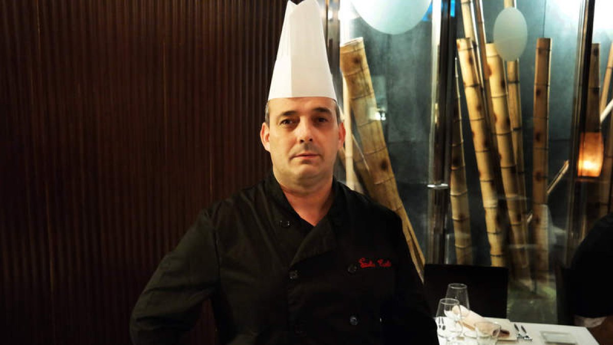 Fausto Cuesta en el comedor de su restauranteLas Termas.