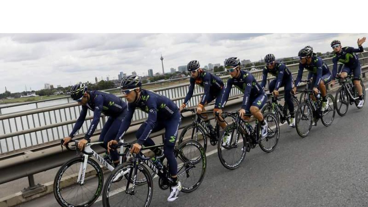 Ciclistas del equipo Movistar entrenan en preparación para el Tour de Francia. ROBERT GHEMENT