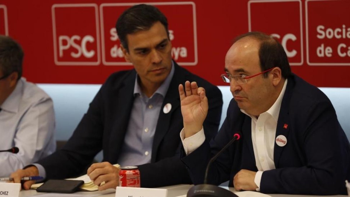 Pedro Sánchez y Miquel Iceta, este lunes en la ejecutiva del PSC.