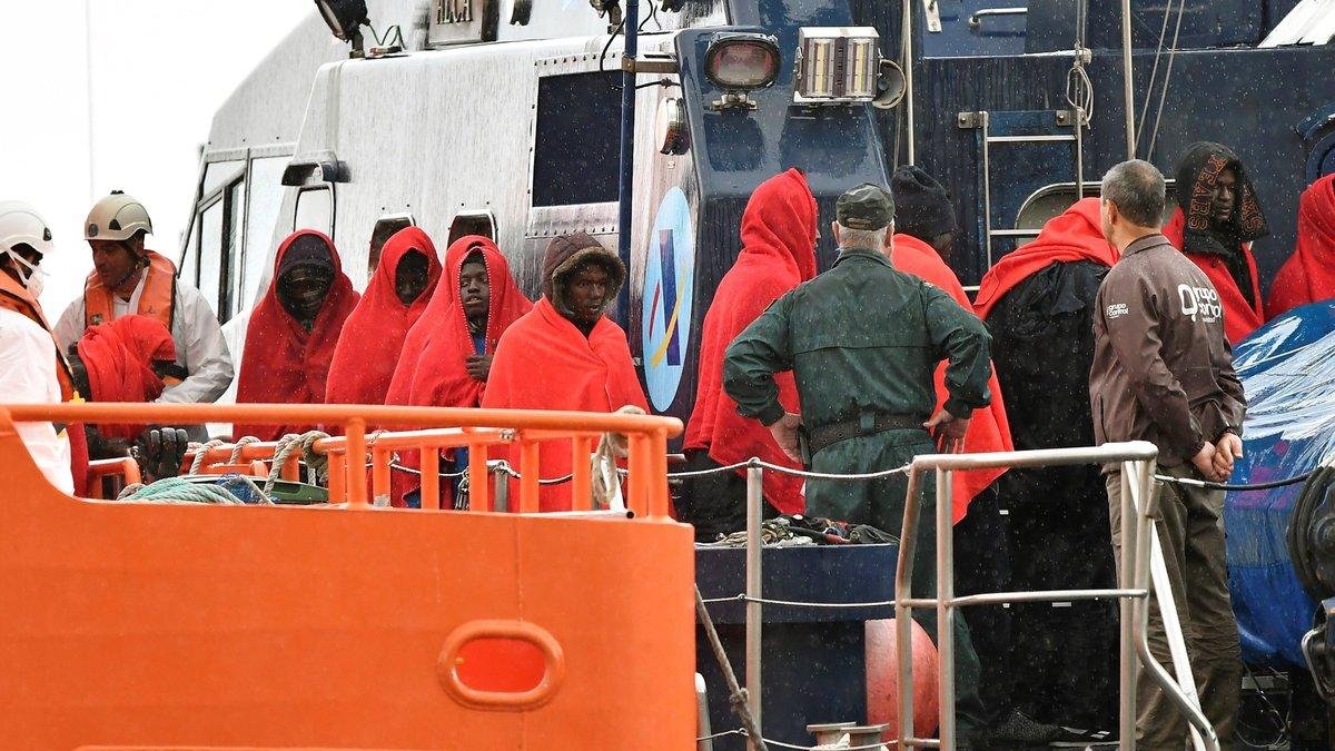 Inmigrantes rescatados por Salvamento Marítimo a su llegada al puerto de Almería.