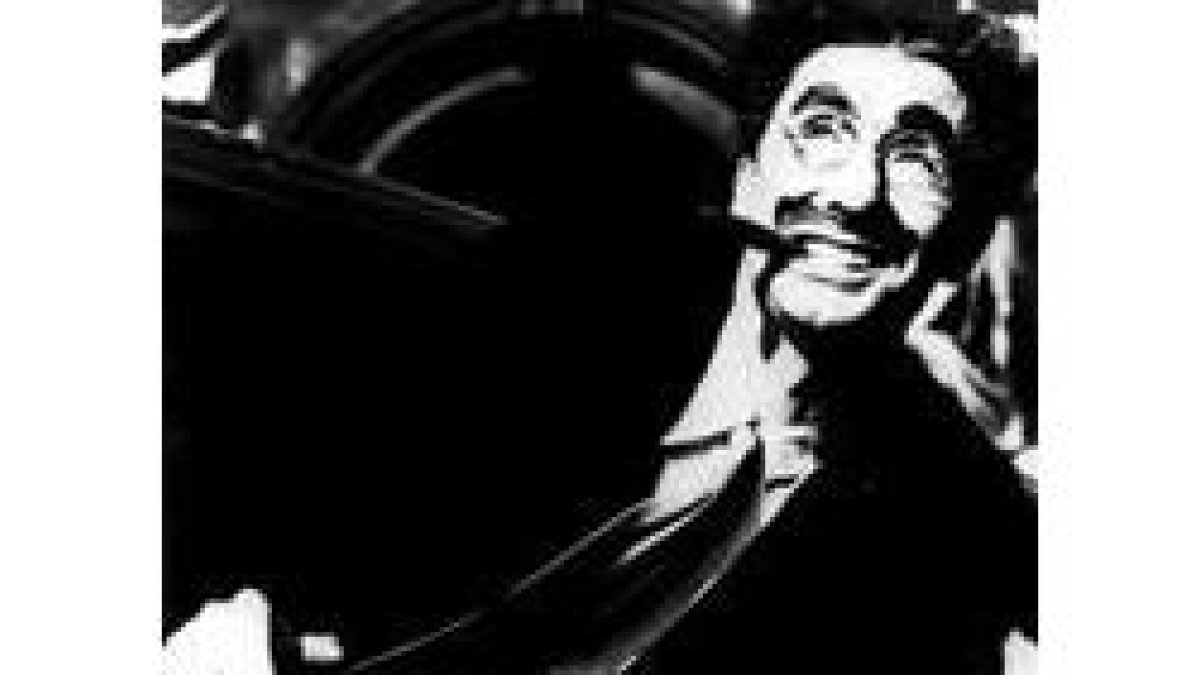Groucho Marx junto a sus hermanos protagoniza el film «Sopa de ganso»