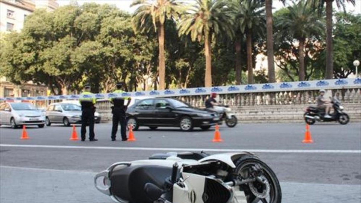 Accidente de un motorista en el centro de Barcelona.