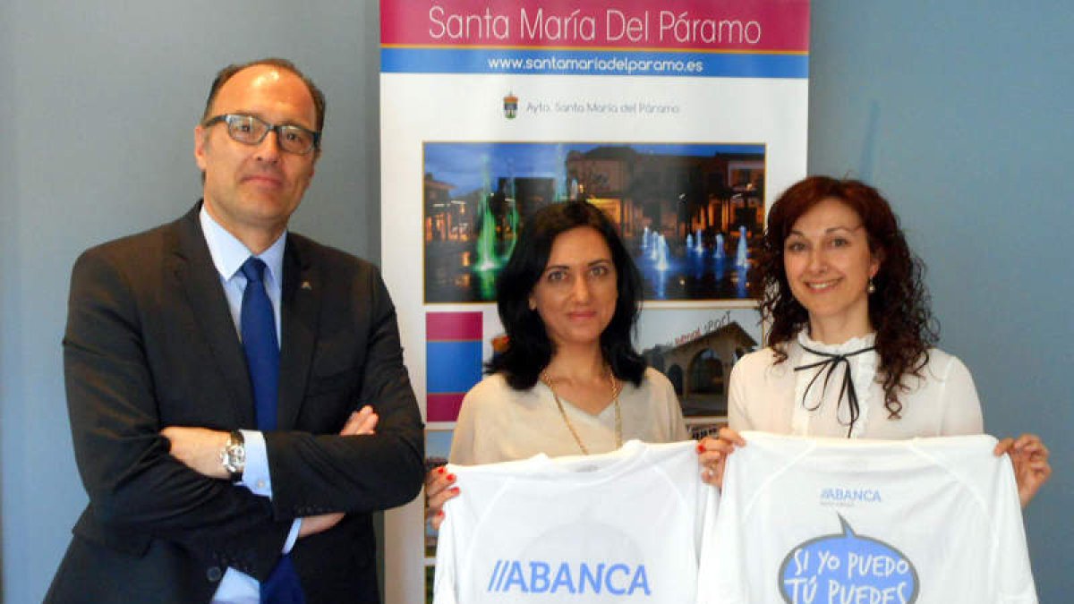 La alcaldesa y dirigentes de Abanca presentaron las camisetas. DL