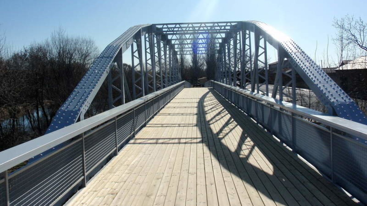 El puente salva ahora el río Argañoso en el área recreativa de la localidad, tras años de servicio en la carretera de Pandorado. A. Valencia