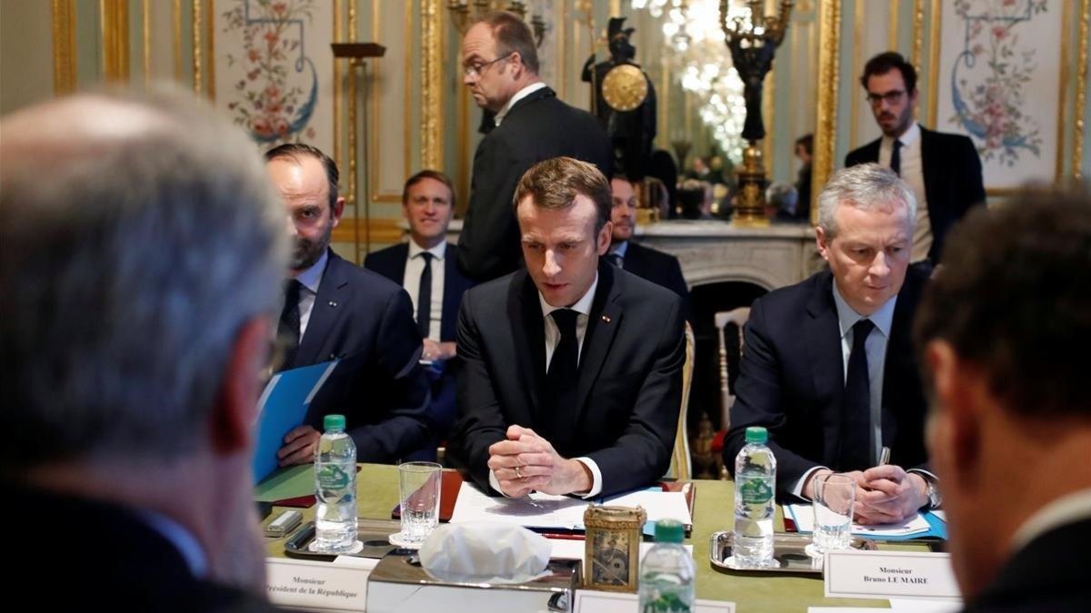 Macron reunido con parte de su Gobierno y representantes de la banca hoy en el Elíseo.