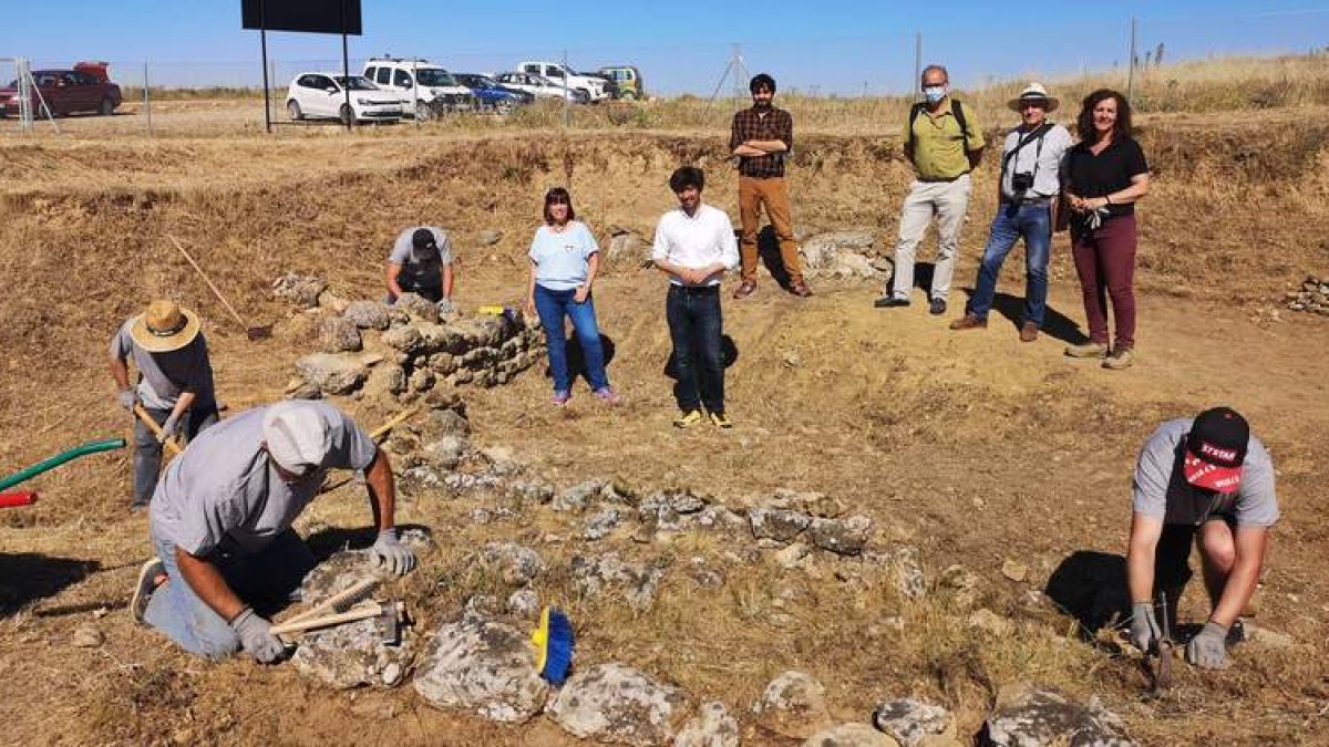 Miembros de la Diputación y del Instituto Leonés de Cultura visitan ayer las obras de restauración del yacimiento de Lancia. DL