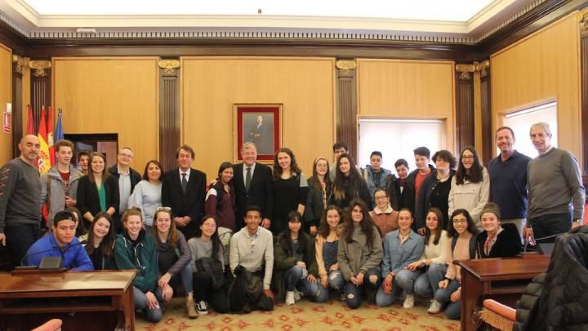 El alcalde y el edil de Educación junto con los alumnos americanos