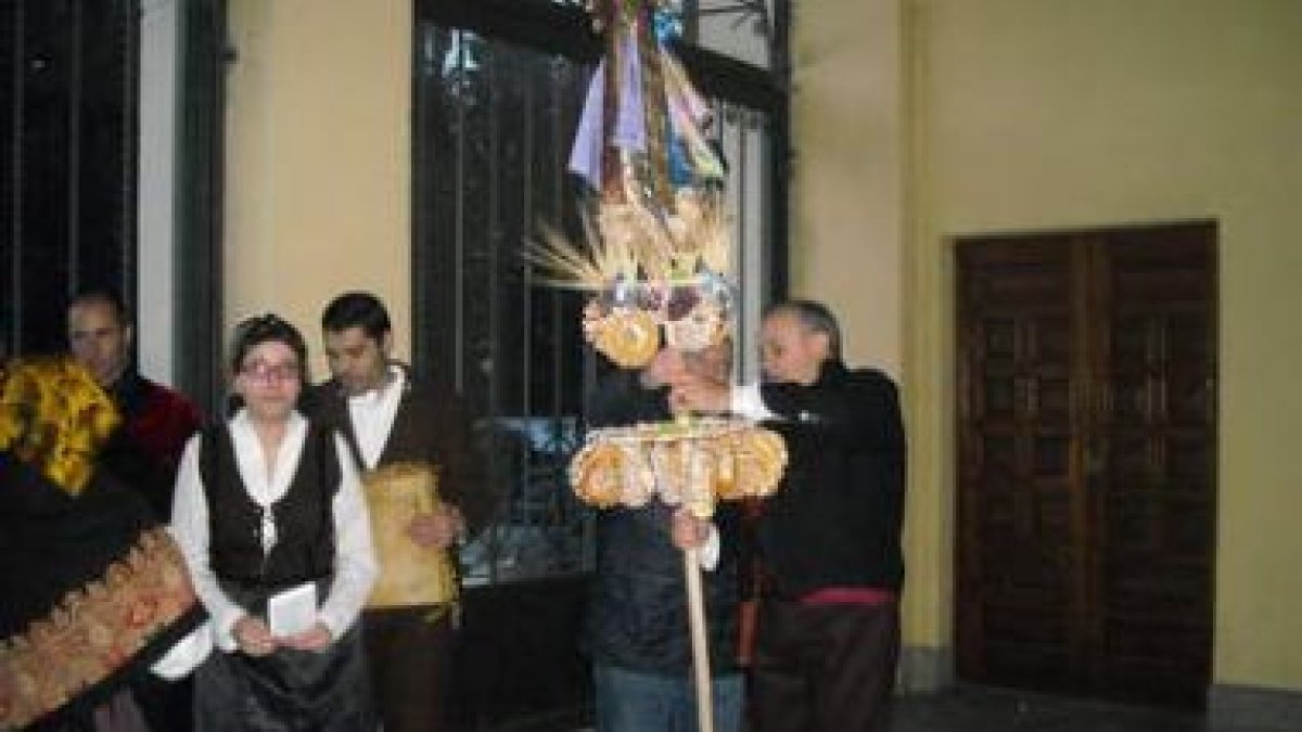 El ramo, formado por tres pisos, es adormado con dulces.