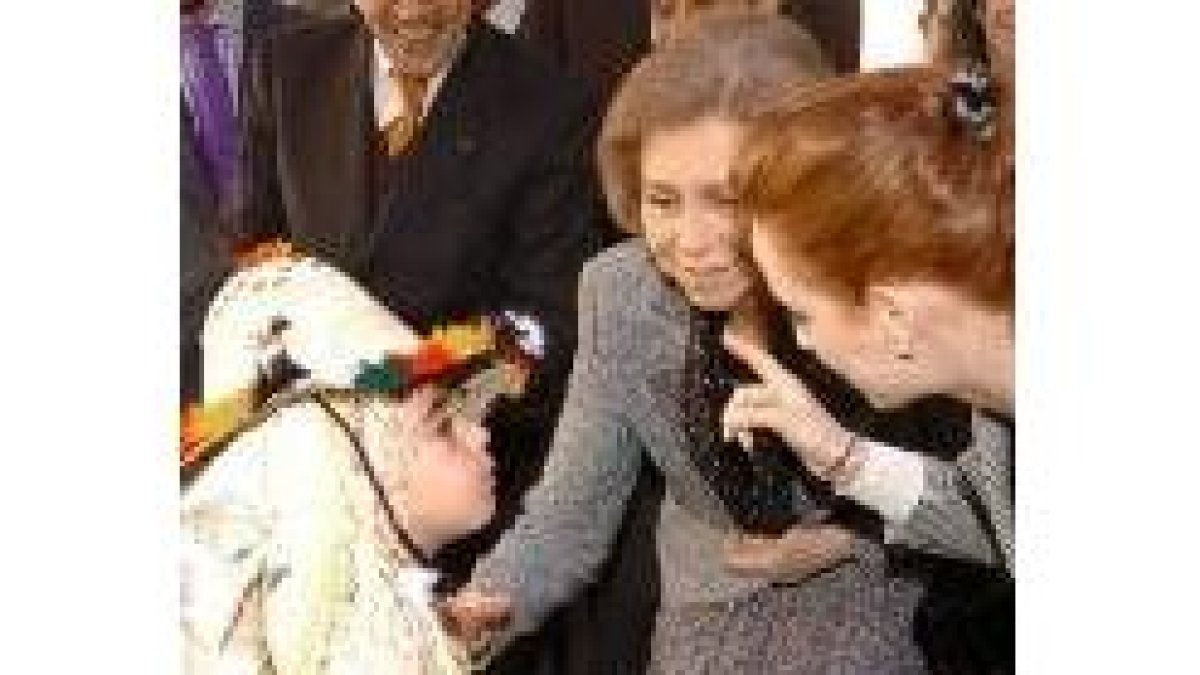 Doña Sofía y la Princesa Real Lalla Salma saludan a un niño