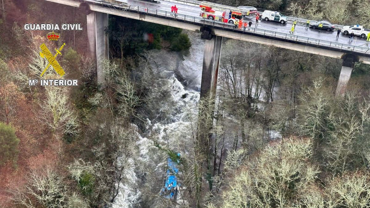 El autobús, visto desde el puente por el que se precipitó. GUARDIA CIVIL