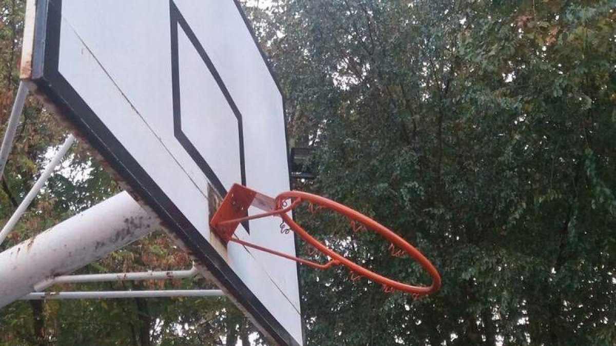 Estado peligroso de una de las canchas del parque del Plantío. DL