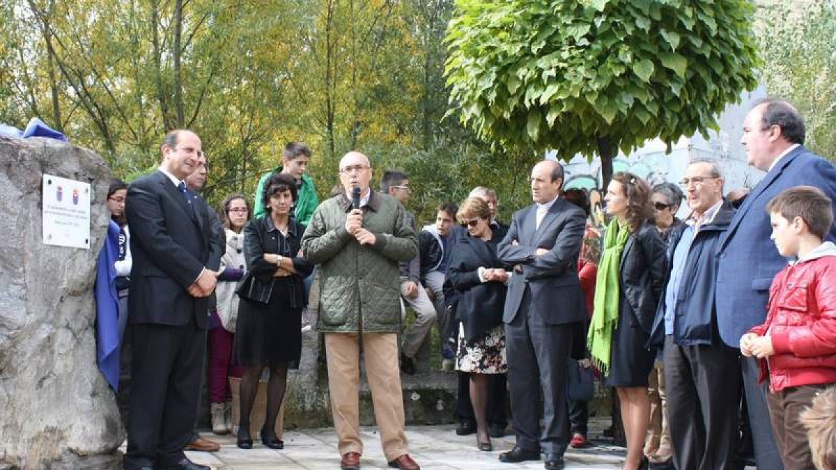 Ayer se inauguró una placa conmemorativa del fundador de Maristas en el paseo Salin.