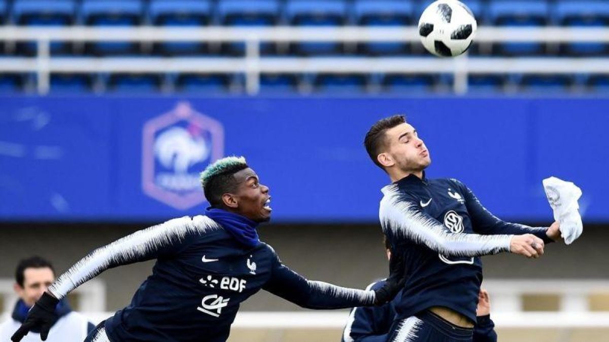 Lucas, a punto de cabecear un balón junto a Pogba, en un entrenamiento de la selección francesa.