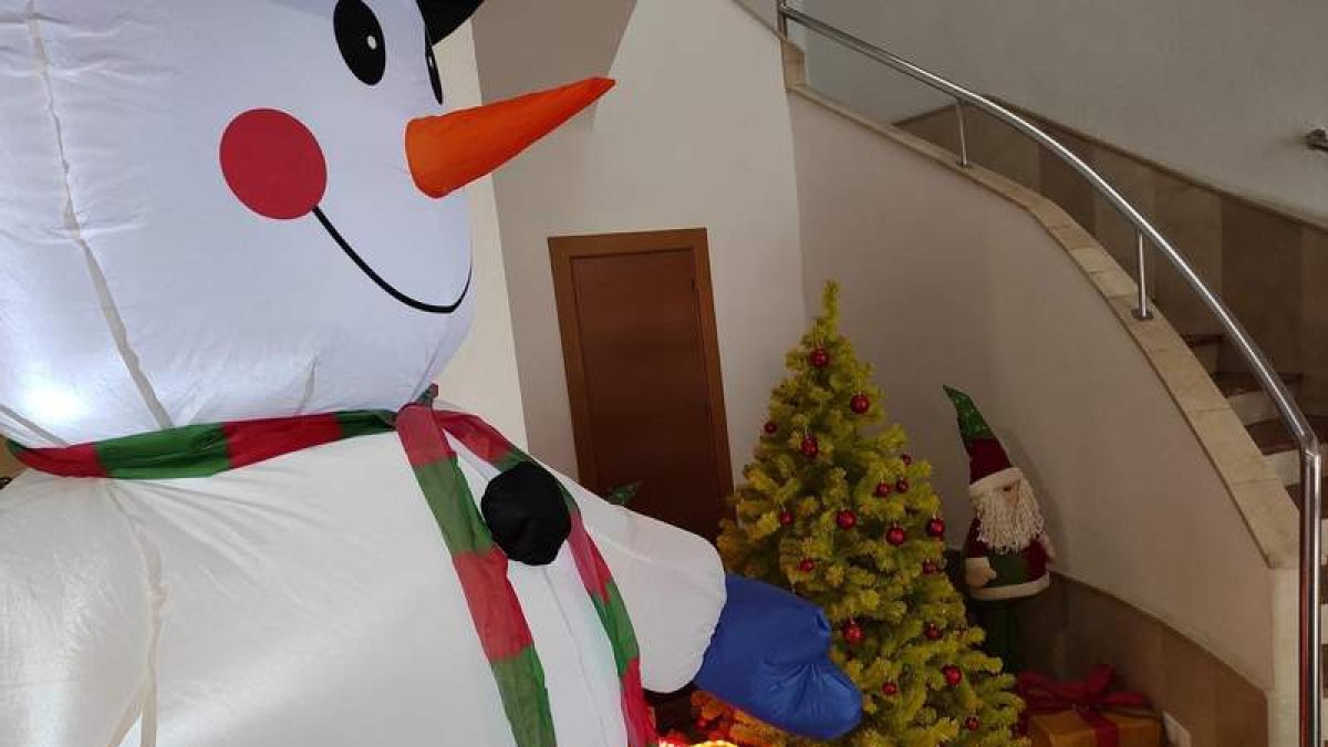 Imagen del árbol de Navidad decorado con regalos en el vestíbulo del Ayuntamiento. DL
