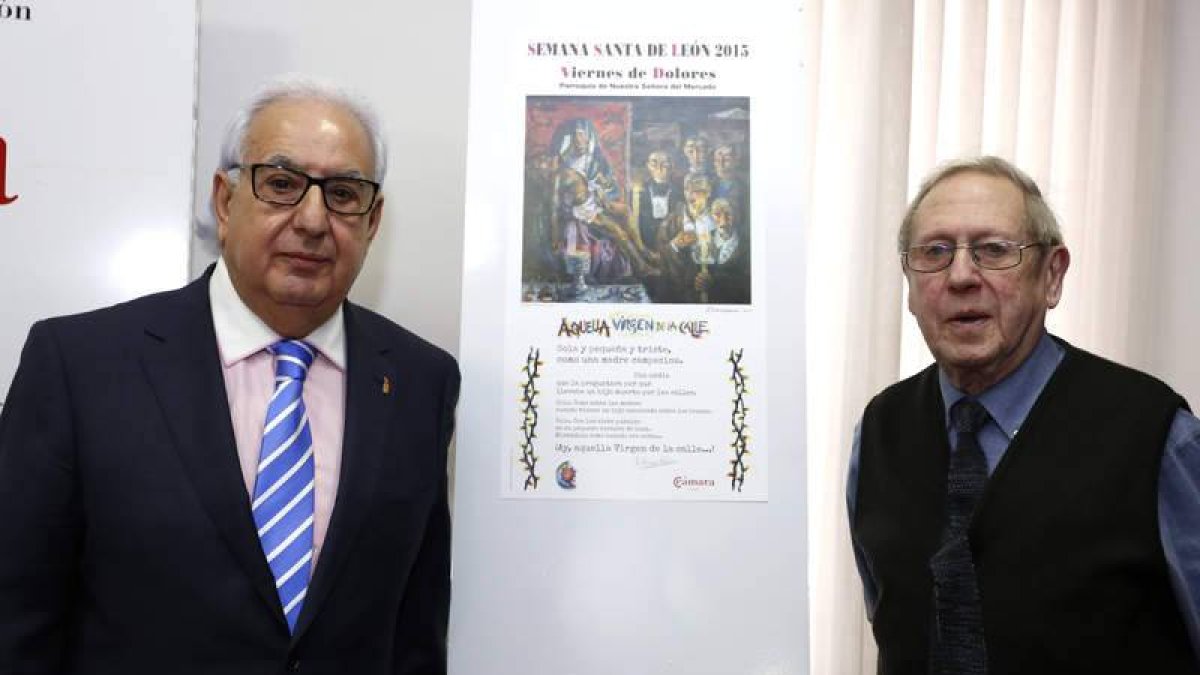 Pablo San José y Luiz García Zurdo posan ante el cartel con el cuadro del vitralista