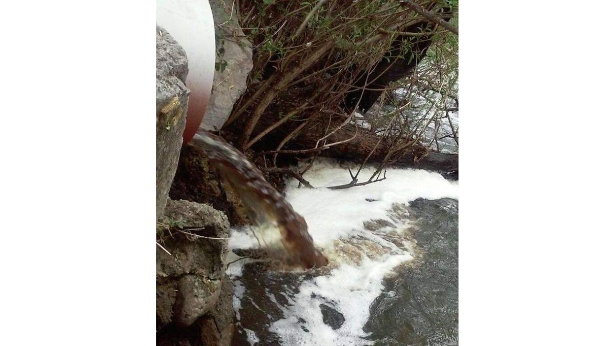 Imagen del vertido al caudal del Bernesga.