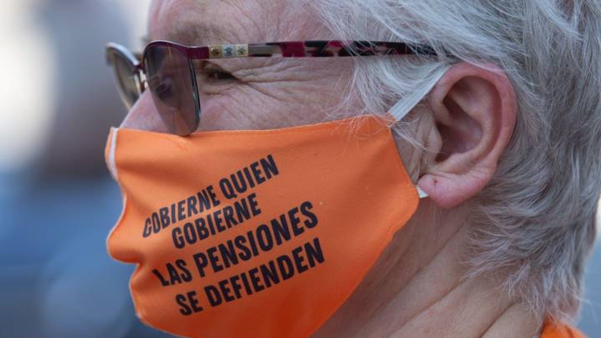 Una mujer defiende las pensiones durante una protesta. ENRIC FONTCUBERTA