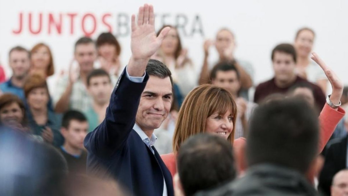 Pedro Sánchez y la candidata del PSOE a lendakari, Idoia Mendia, este sábado en San Sebastián.