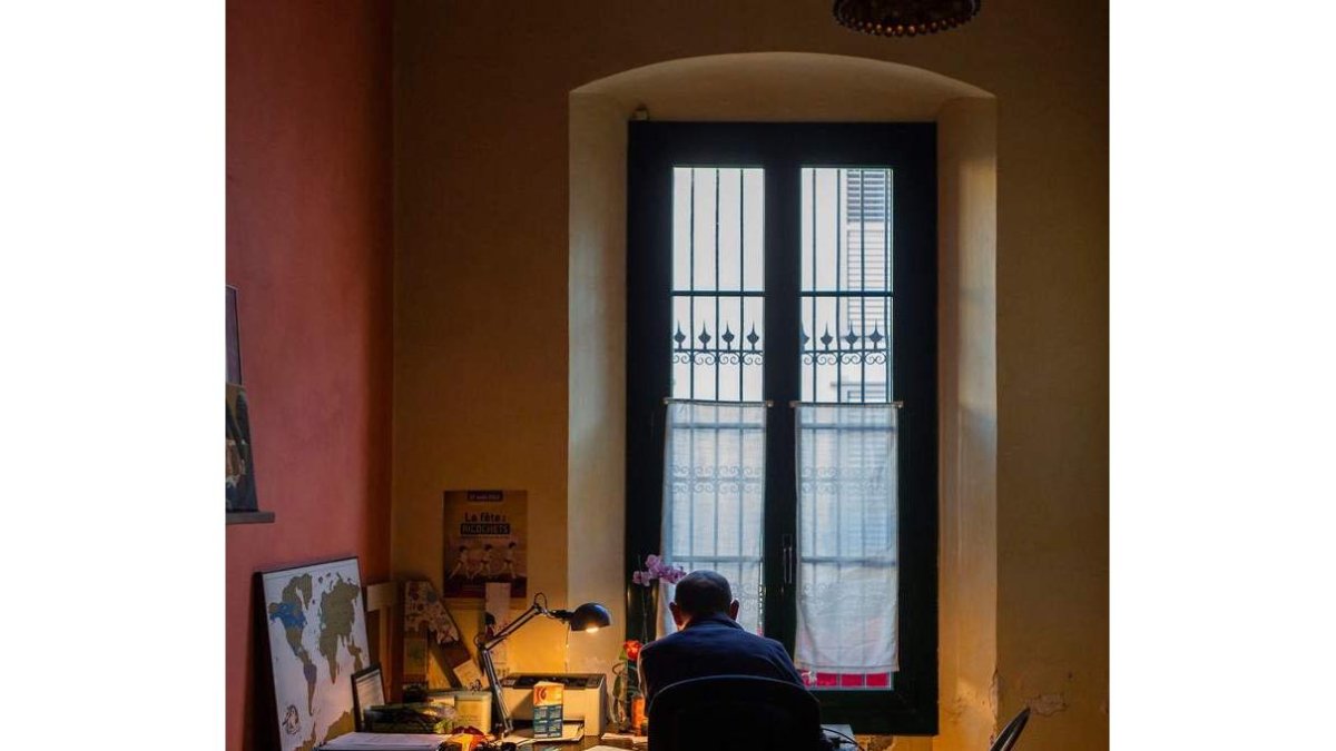 Un hombre teletrabajando desde su casa en Barcelona. ENRIC FONTCUBERTA