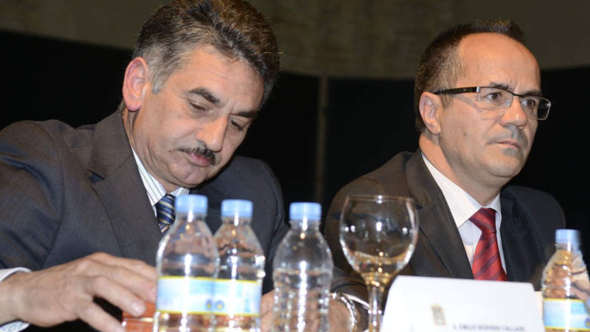 El alcalde de Sahagún, Emilio Redondo, junto a Florencio Carrera, ayer durante el pregón.