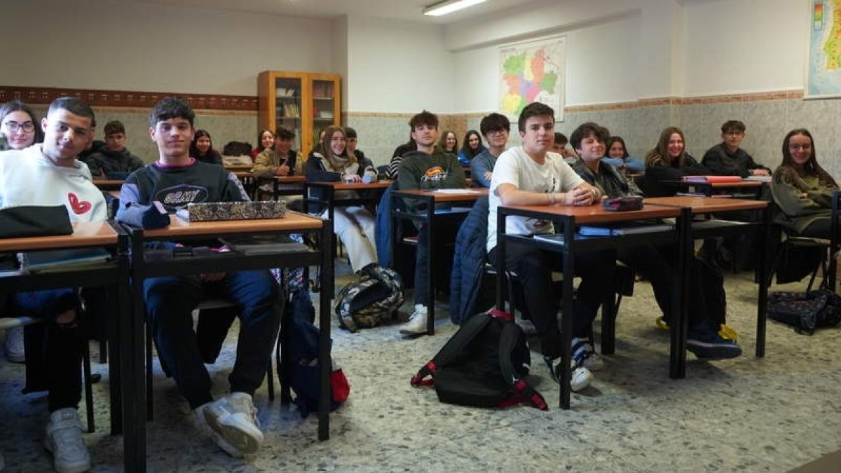 Un grupo de alumnos en una de las aulas del centro, ubicado en Alcalde Miguel Castaño. J. NOTARIO