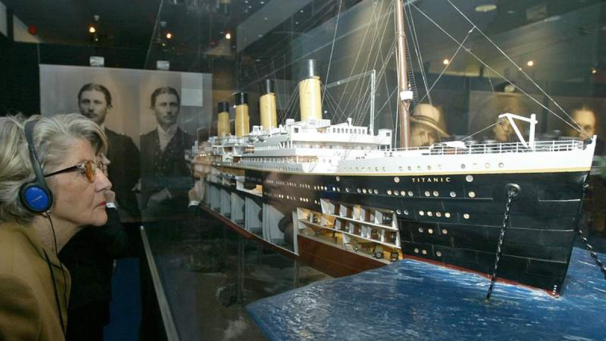 Una mujer observa una maqueta del ‘Titanic’, hundido hace 100 años.
