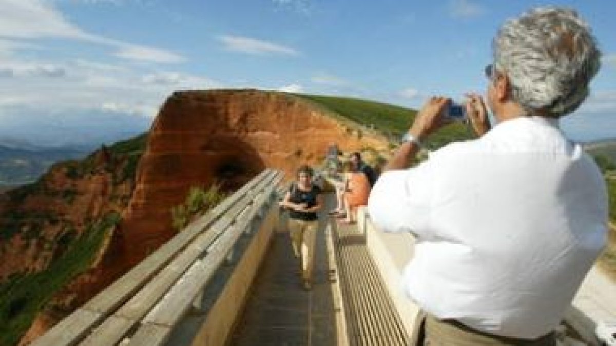 Un turista toma fotografías del paraje de Las Médulas desde el mirador de Orellán.