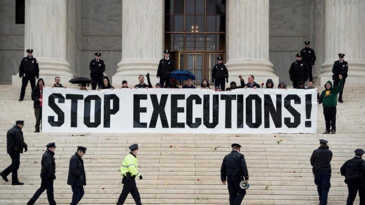 Una manifestación en contra de la pena de muerte en el Tribunal Supremo estadounidense.