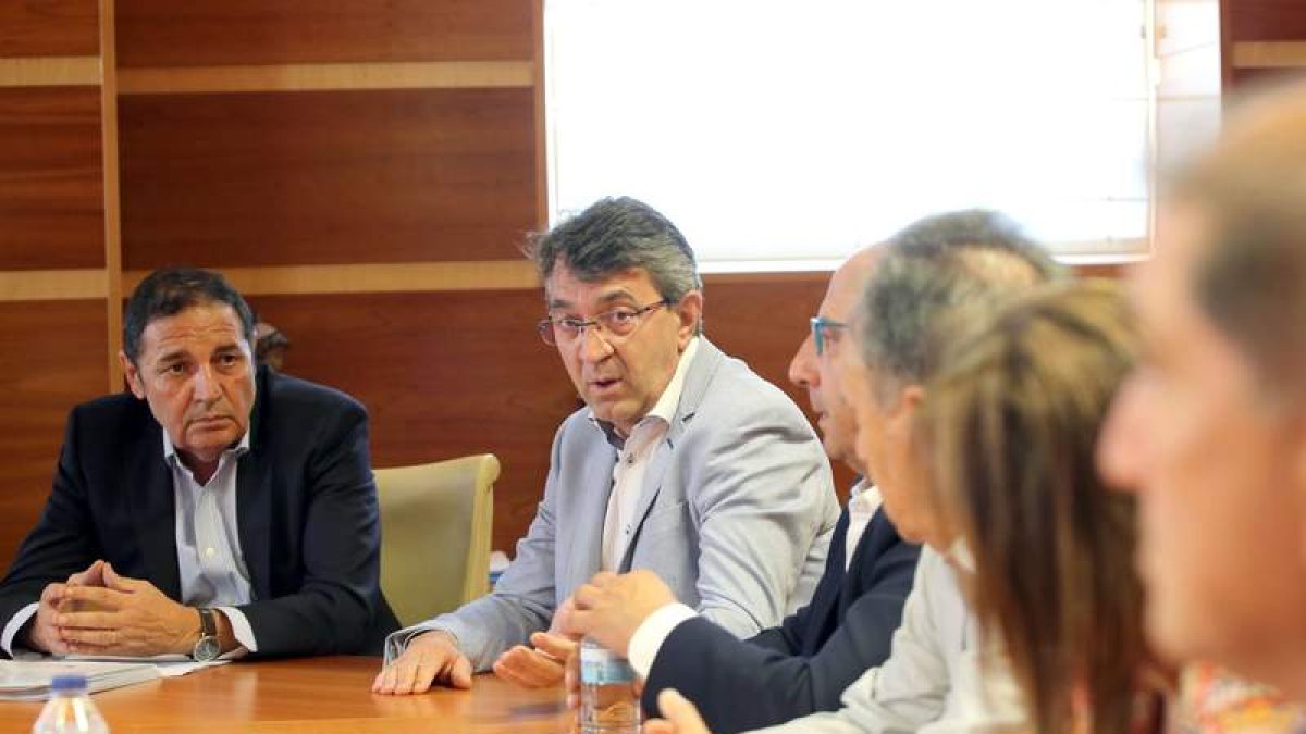 El consejero de Sanidad se reunió ayer con el presidente de la Diputación y alcaldes de León. RUBÉN CACHO
