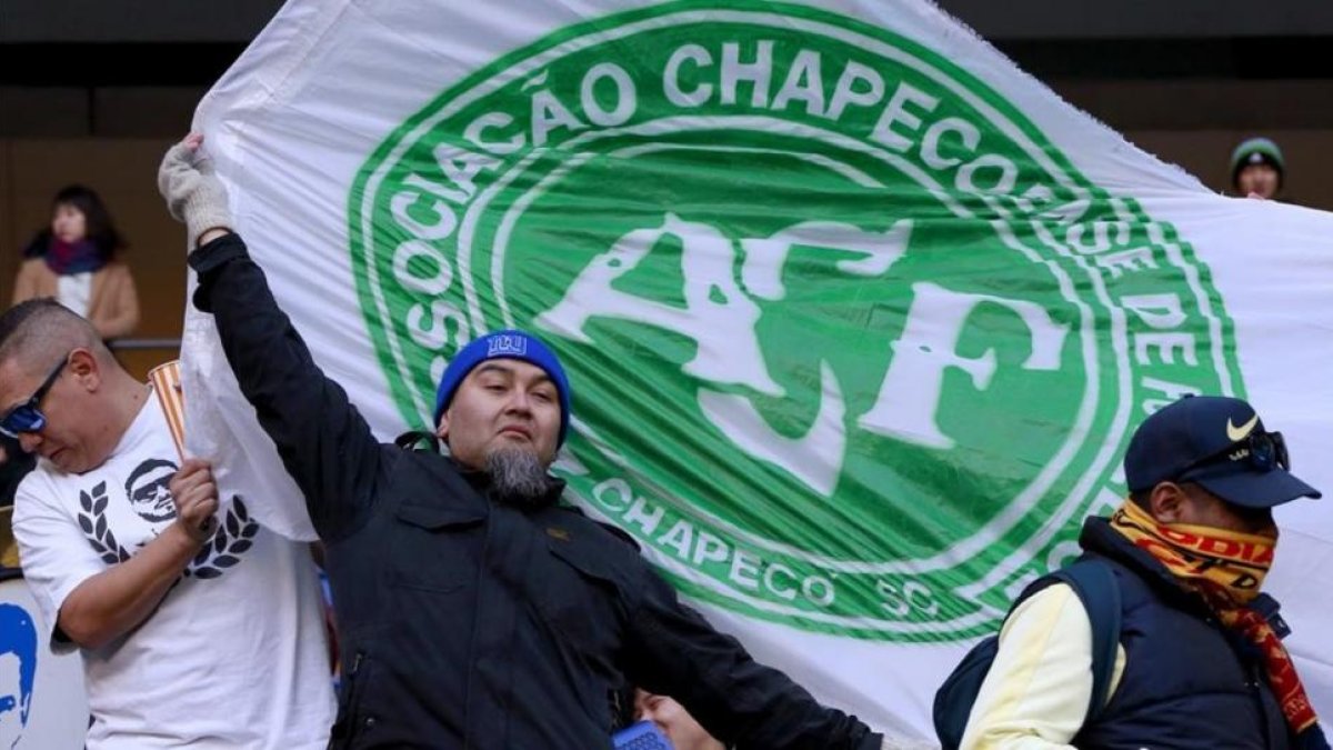 Seguidores del Club America ondean banderas del Chapecoense.