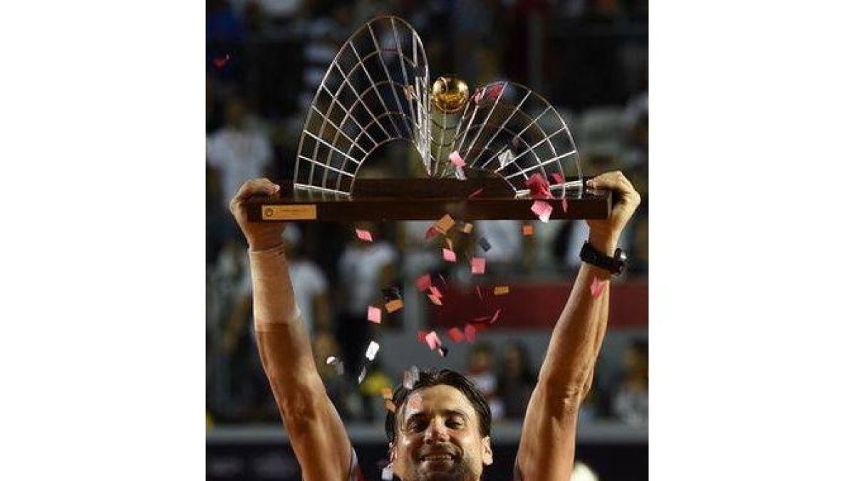 David Ferrer, con el trofeo que lo acredita como ganador del Abierto de Río.