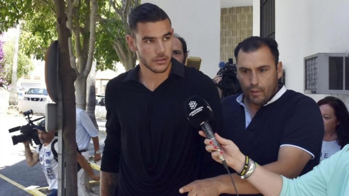 Theo Hernández, a la salida del juzgado de Marbella, este martes.