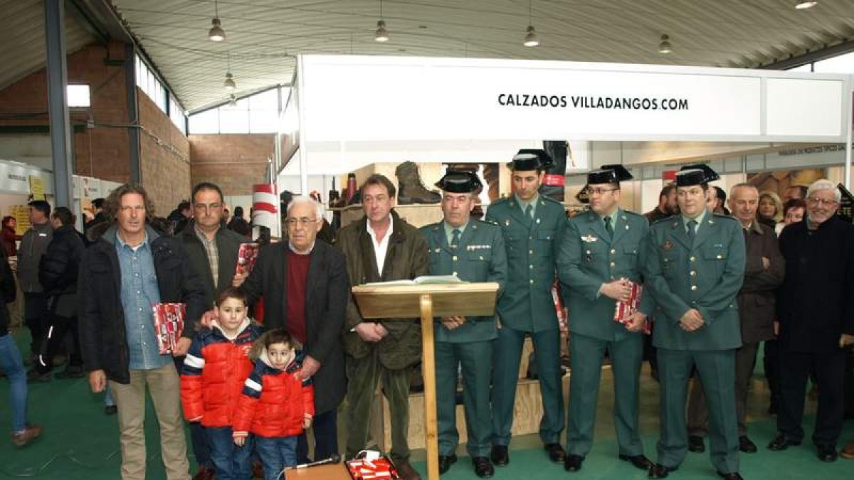Las autoridades, con los homenajeados por el Ayuntamiento de Boca de Huergano.