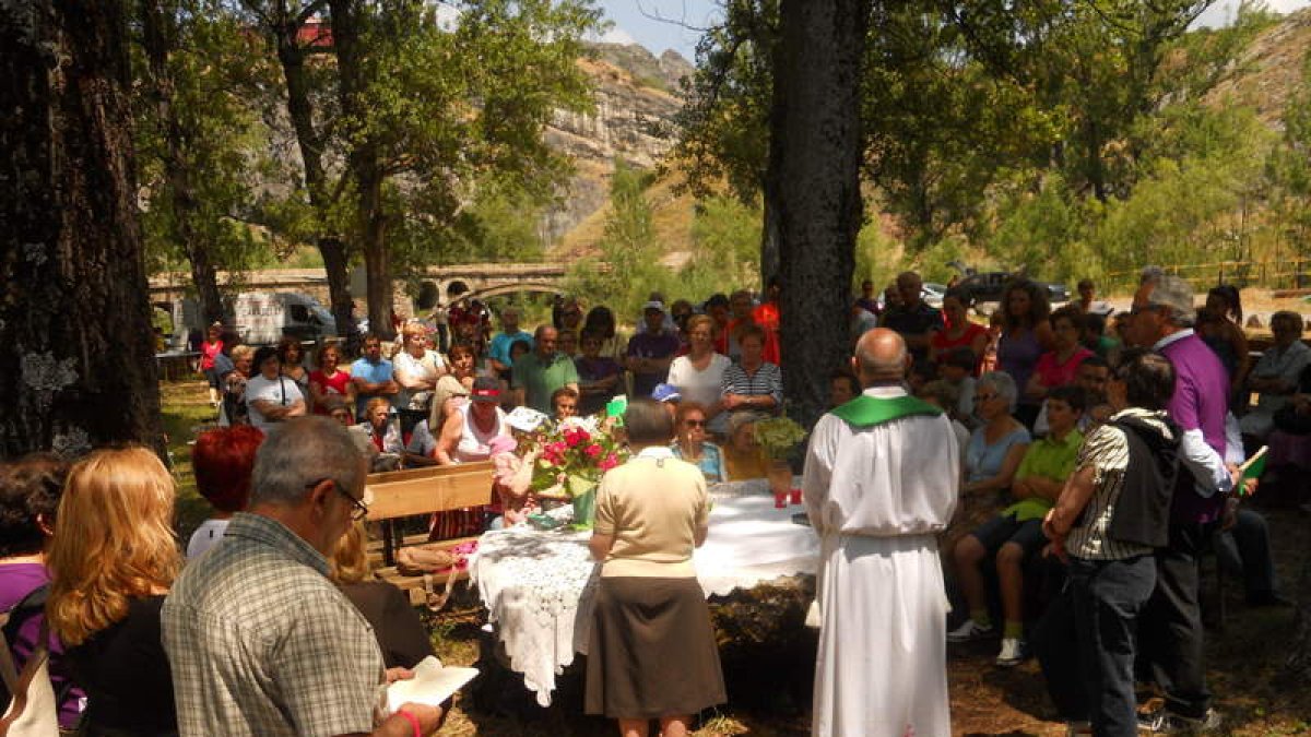 Los romeros celebraron con fervor una misa campestre al pie del afamado paraje de Faya.
