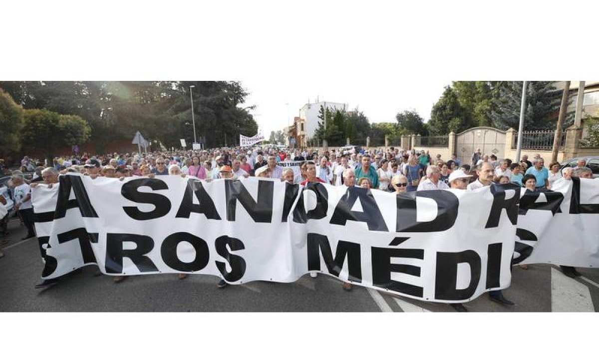 Alrededor de un millar de personas participan en la movilización convocada en La Bañeza para reclamar que se respete la sanidad rural y se mantenga a los médicos. RAMIRO