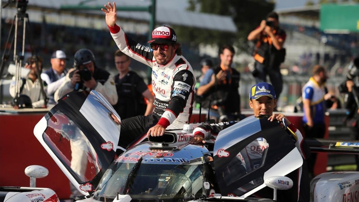 Fernando Alonso, celebrando su victoria en Silverstone