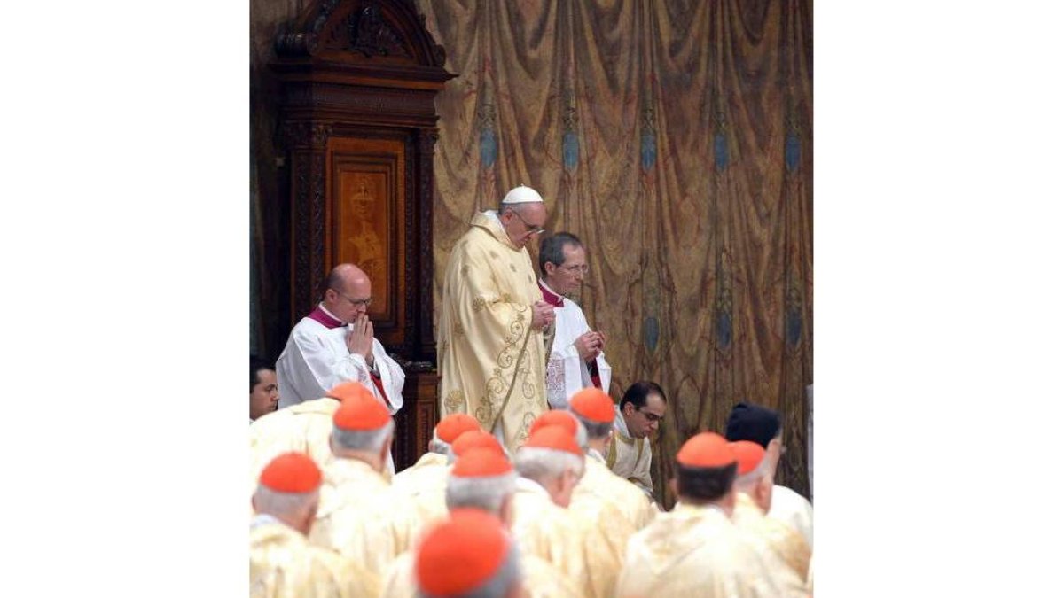 Francisco oficia su primera misa como Papa en la Capilla Sixtina.