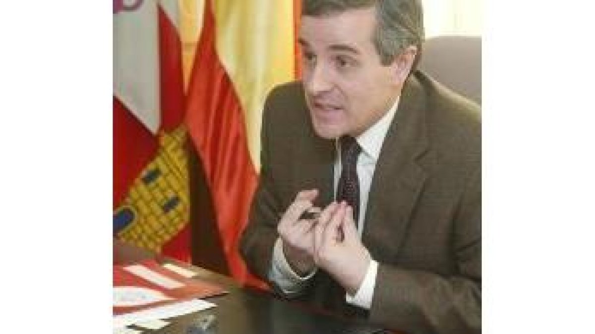 Emilio Gutiérrez Fernández, director provincial de educación, posa en su mesa durante la entrevista