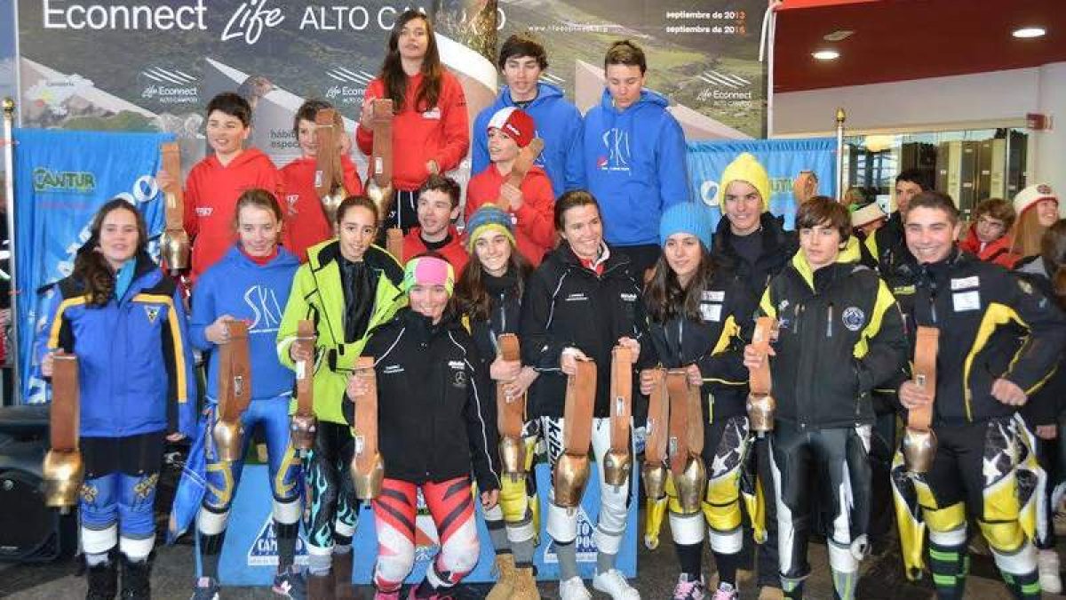 Esquiadores del Conty Esquí Club (azul) y del Club Leitariegos (negro y amarillo) con los trofeos.