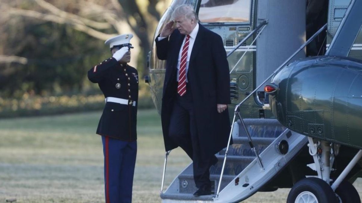 Trump, a su llegada con el helicóptero presidencial a la Casa Blanca.