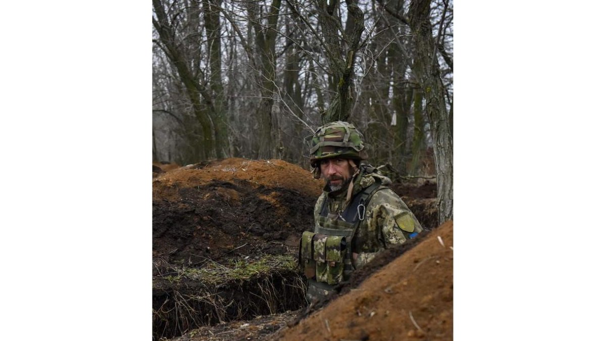 Un soldado ucraniano en una trinchera a las afueras de Bajmut. OLEG PETRASYUK