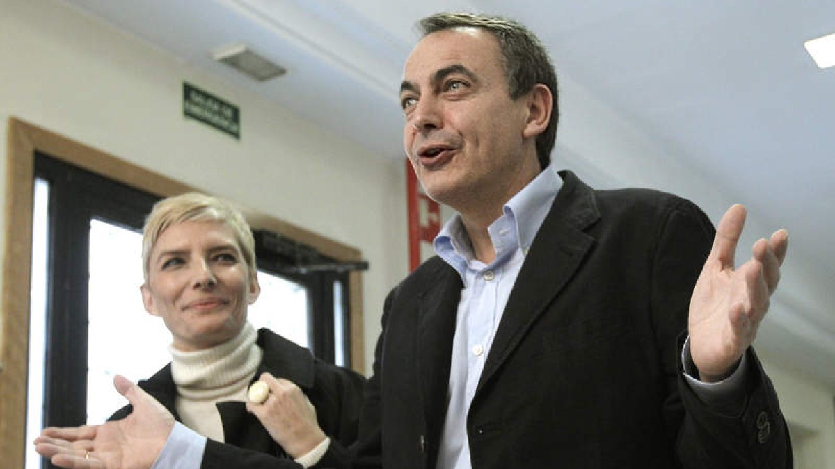 Rodríguez Zapatero gesticula en presencia de su esposa Sonsoles tras depositar su voto.