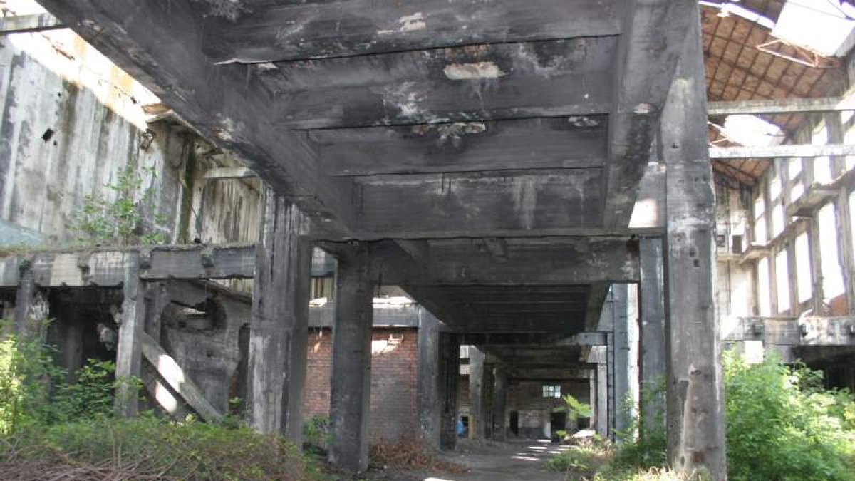 Izquierda, sala de turbinas de Compostilla I en 2007 y en 2023. Derecha, torres de refrigeración en 2005 y en 2023, en Compostilla II