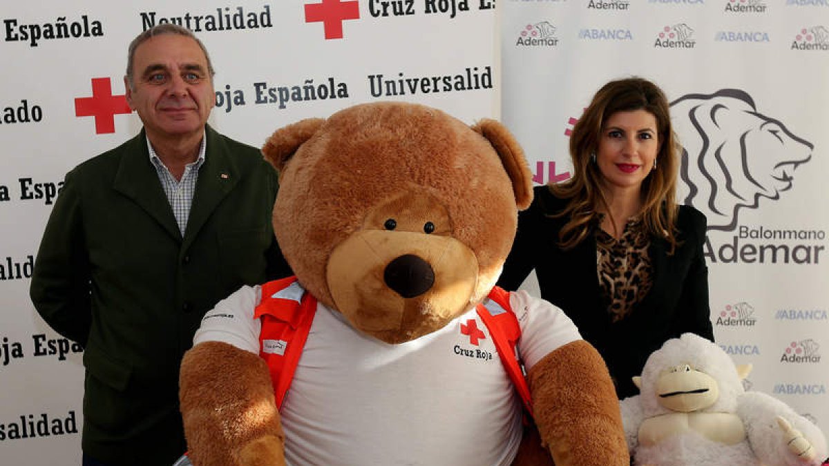 El presidente de Cruz Roja,  José Ignacio de Luis, y la directiva María José García.