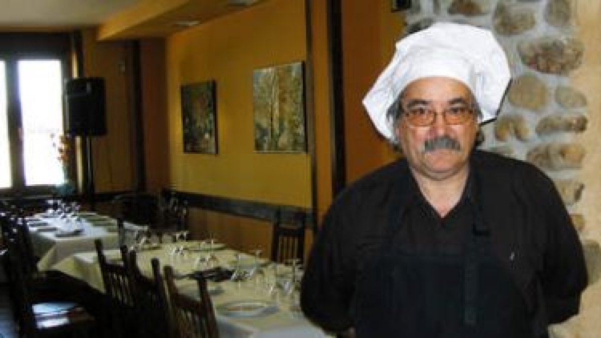 Casimiro Ibán Rodríguez en el comedor de su restaurante.