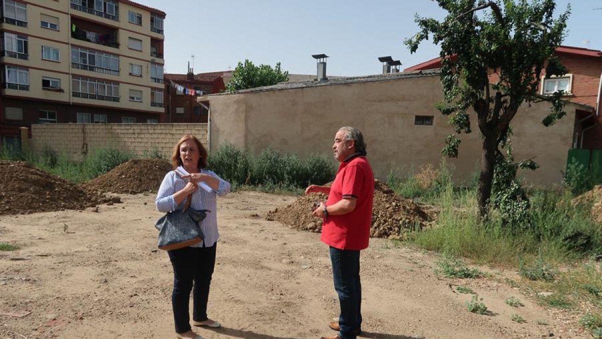 La concejala de Familia y Servicios Sociales del Ayuntamiento de León, Aurora Baza, ha visitado esta mañana la parcela en la que se construirá el primer jardín terapéutico de la ciudad.